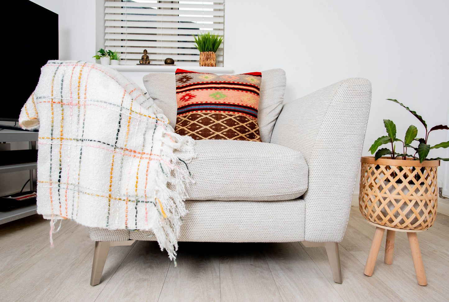 Soft Lightweight White Acrylic Throw for Sofa, Bed & Travel 50x60