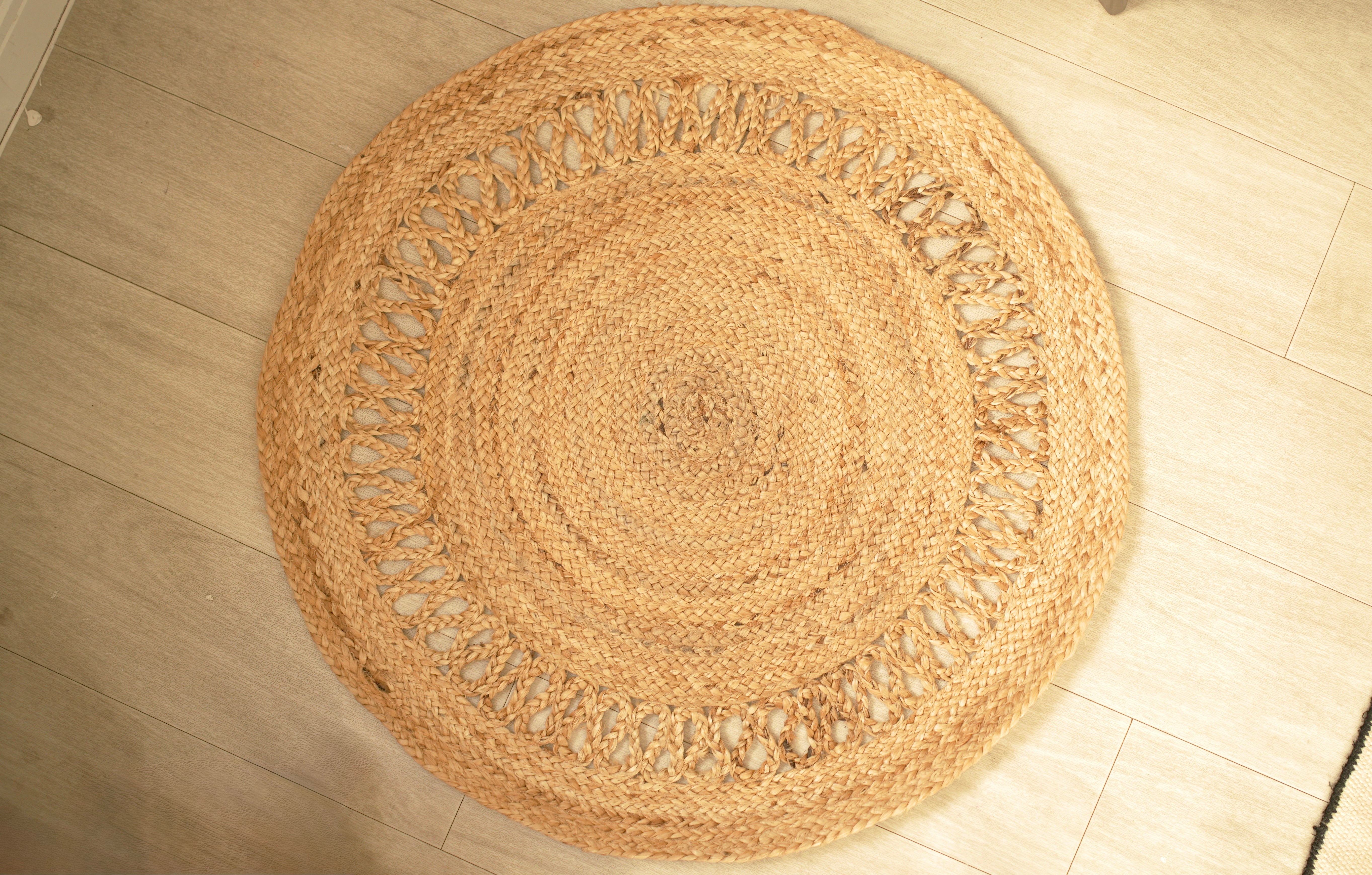Circle shaped braided jute rug 