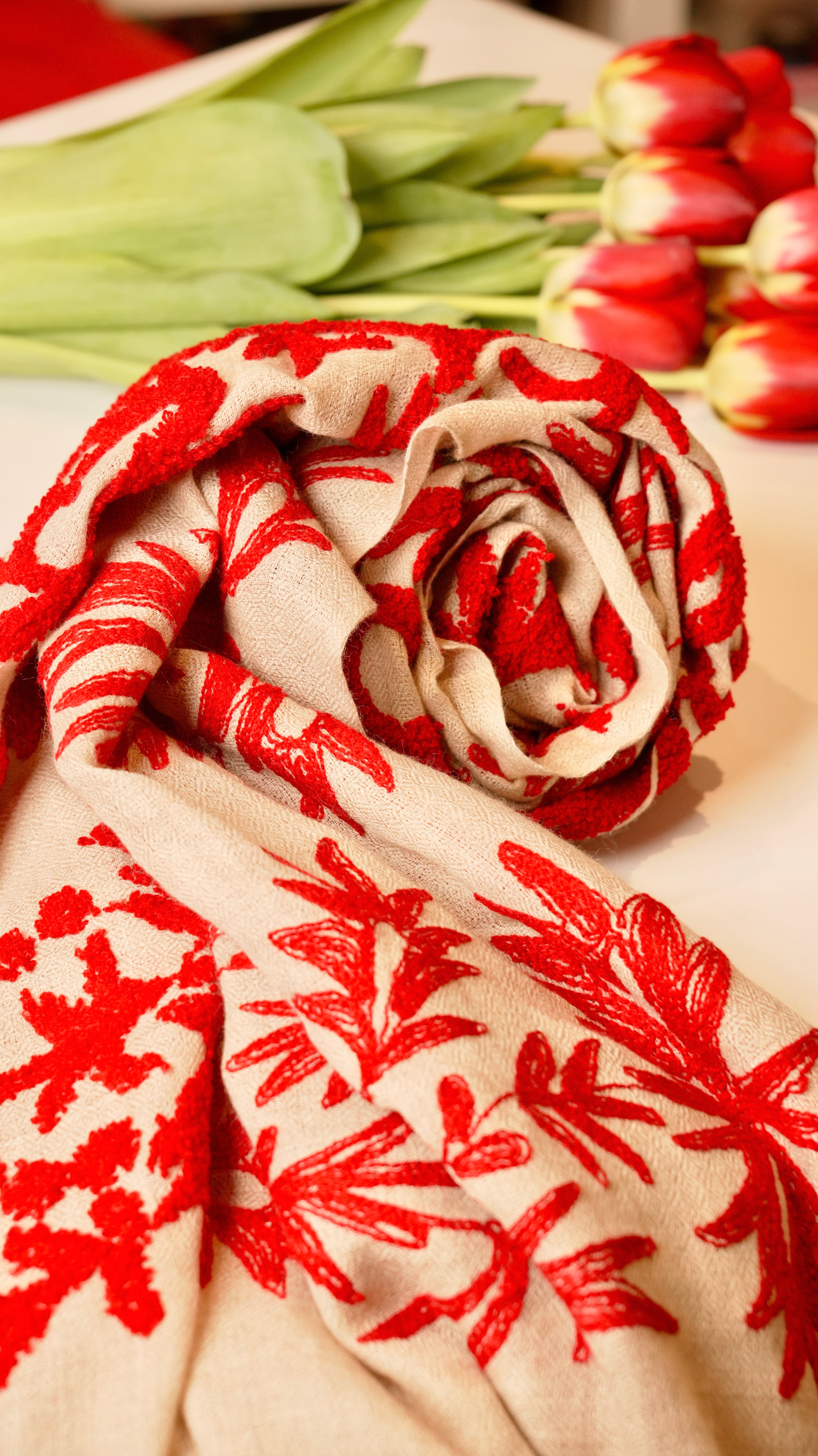 Cashmere scarve with abstract design 