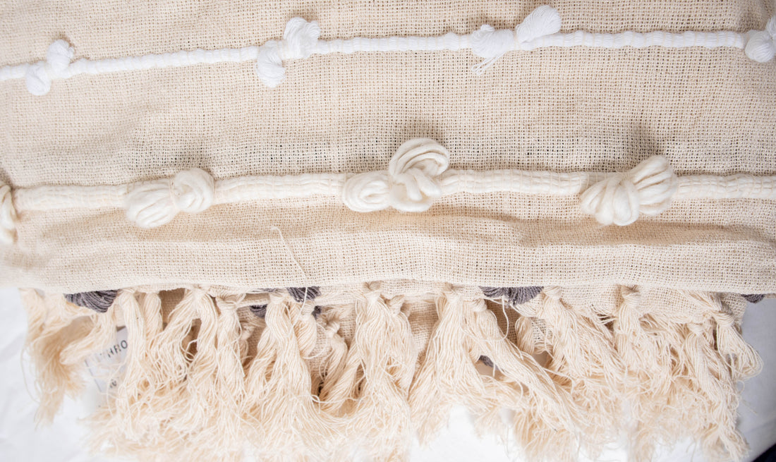 Decorative blanket with vertical yarn knot design