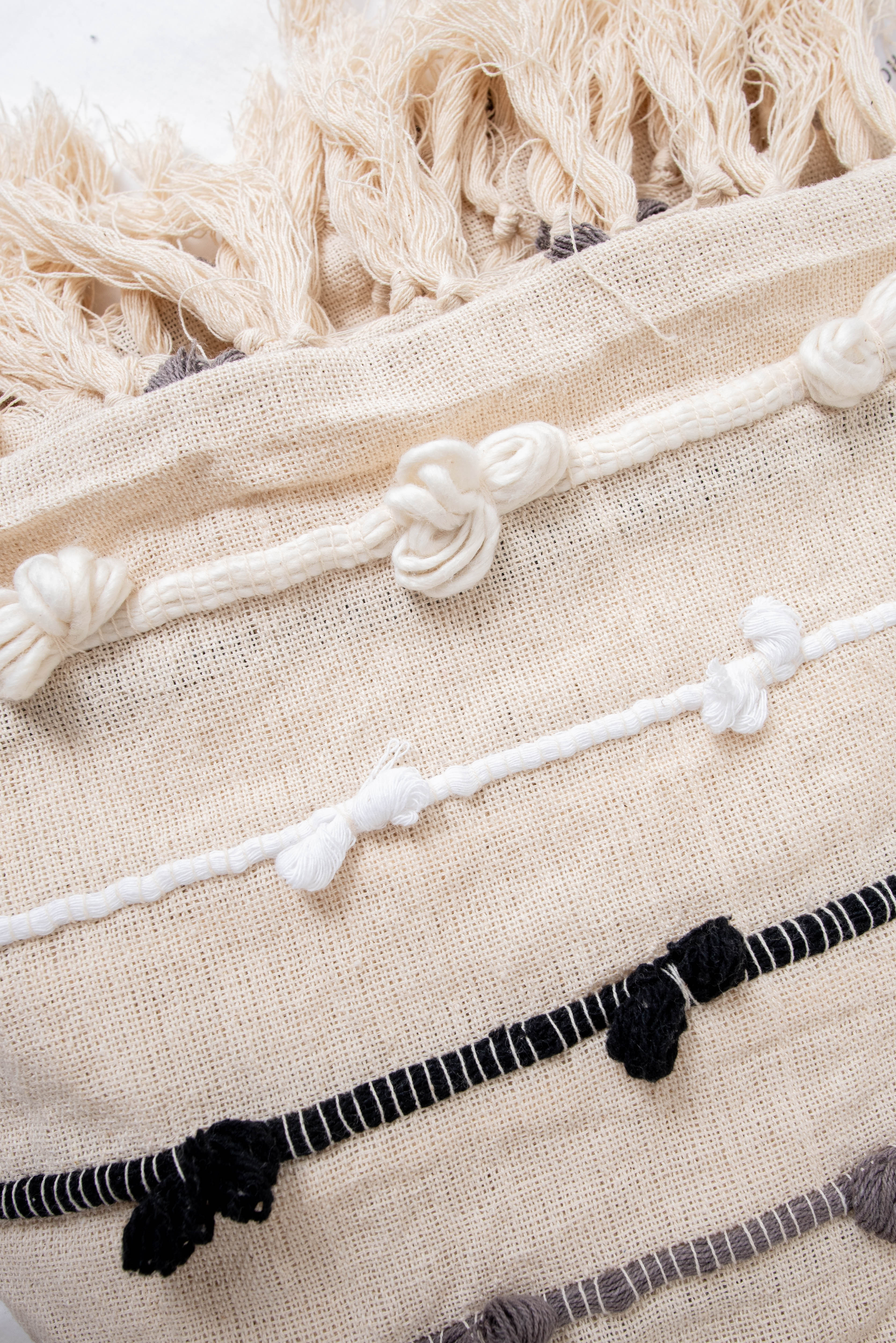 Decorative blanket with vertical yarn knot design