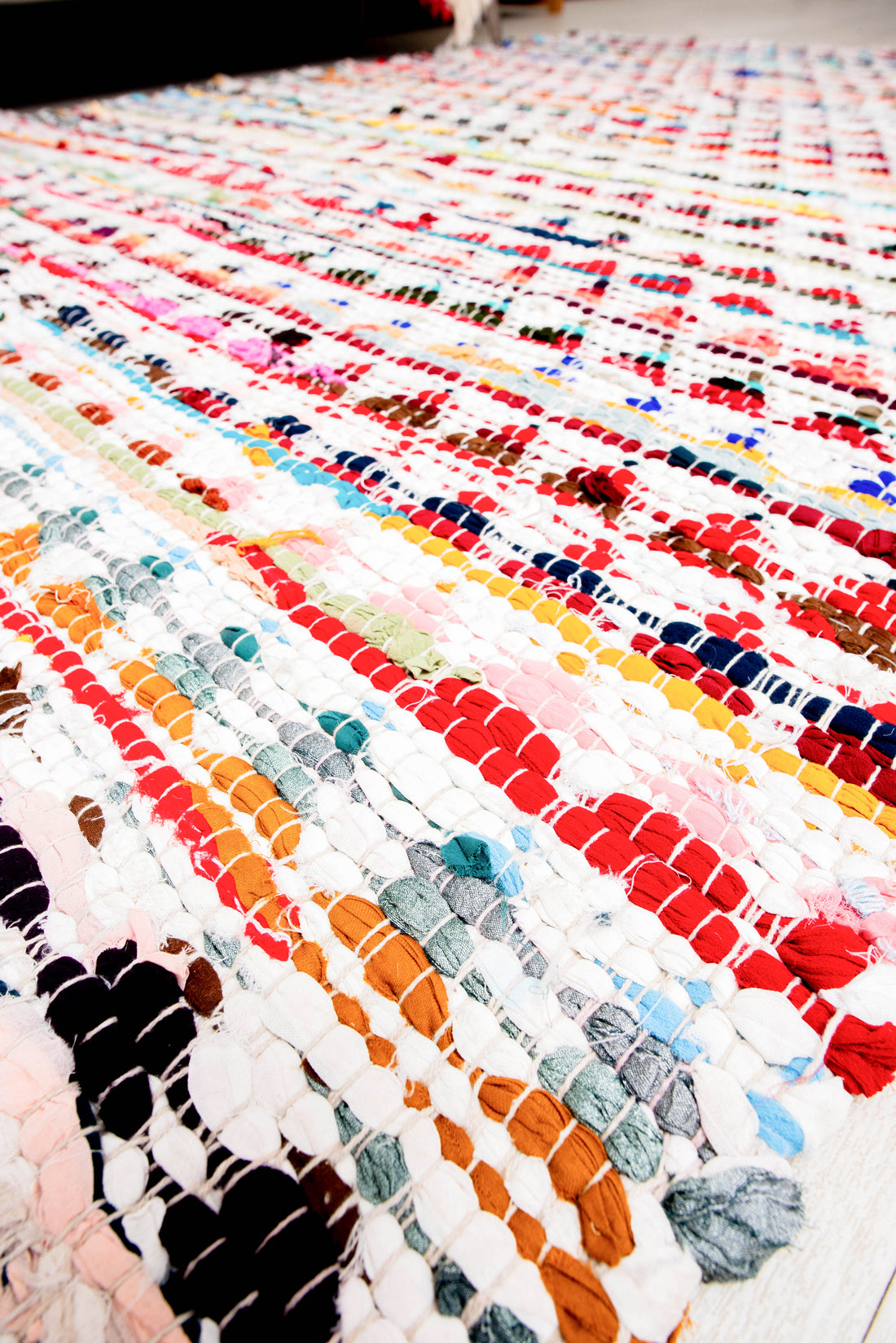 This Handicraft-Palace multicolor rug is a hand-woven and braided cotton chindi rug designed for home floor use. 